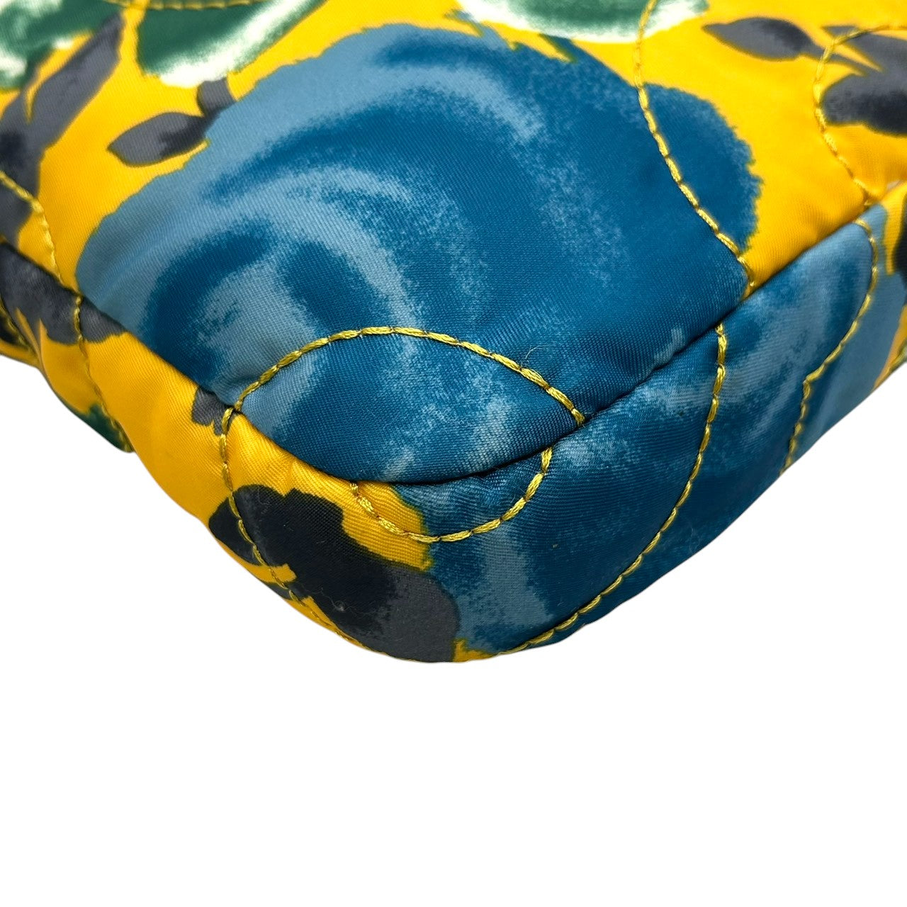 【美品】マークバイマークジェイコブス PCケース ビジネスバッグ 2WAY ショルダーバッグ 斜め掛け可 花柄 ナイロン イエロー A4収納可 ラップトップケース 13インチ 14インチ レディース ポップ おしゃれ s77