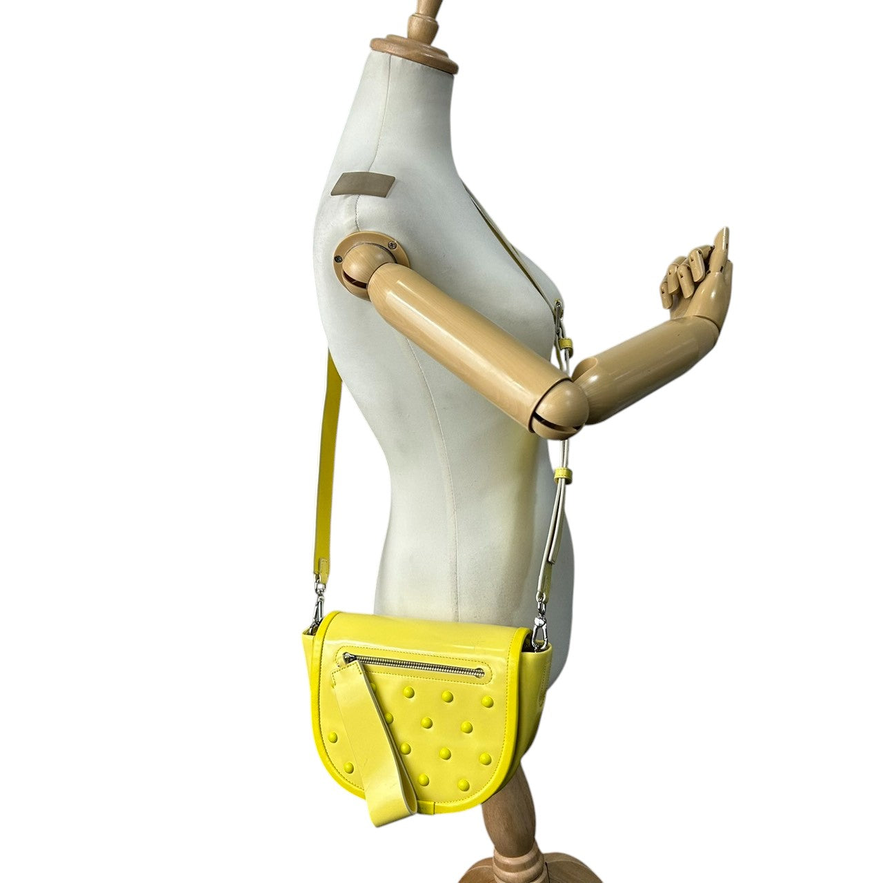 マークバイマークジェイコブス ショルダーバッグ ポシェット クロスボディ 斜め掛け可 サドル フラップ スタッズ エナメル パテントレザー イエロー シルバー金具 レディース コンパクト ポップ カジュアル フェミニン お出かけ デート s5