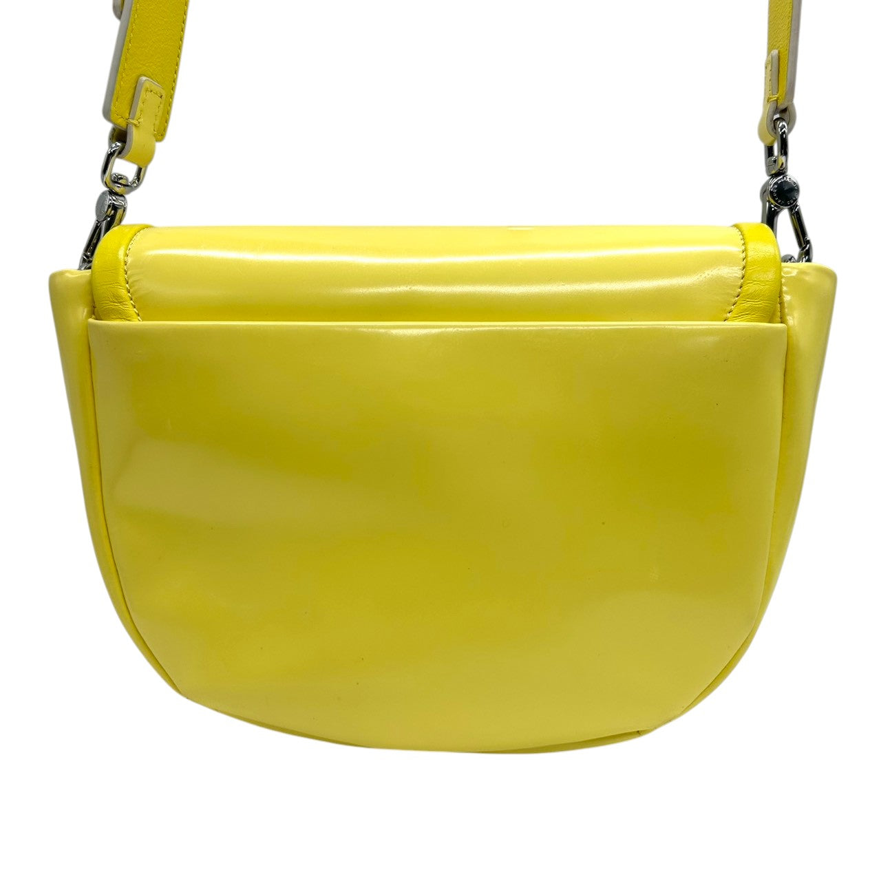 マークバイマークジェイコブス ショルダーバッグ ポシェット クロスボディ 斜め掛け可 サドル フラップ スタッズ エナメル パテントレザー イエロー シルバー金具 レディース コンパクト ポップ カジュアル フェミニン お出かけ デート s5