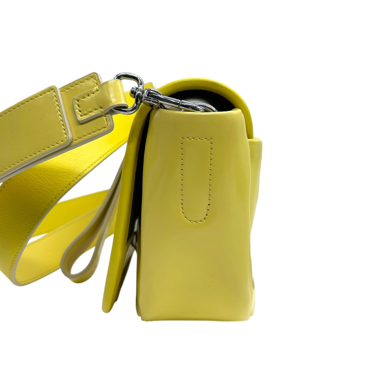 マークバイマークジェイコブス ショルダーバッグ ポシェット クロスボディ 斜め掛け可 サドル フラップ スタッズ エナメル パテントレザー イエロー シルバー金具 レディース コンパクト ポップ カジュアル フェミニン お出かけ デート s5