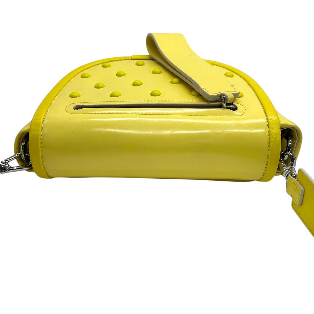 マークバイマークジェイコブス ショルダーバッグ ポシェット クロスボディ 斜め掛け可 サドル フラップ スタッズ エナメル パテントレザー イエロー シルバー金具 レディース コンパクト ポップ カジュアル フェミニン お出かけ デート s5