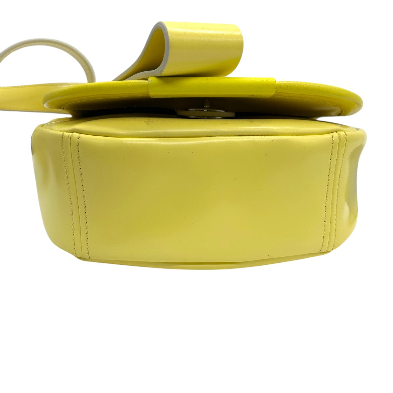 マークバイマークジェイコブス ショルダーバッグ ポシェット クロスボディ 斜め掛け可 サドル フラップ スタッズ エナメル パテントレザー イエロー シルバー金具 レディース コンパクト ポップ カジュアル フェミニン お出かけ デート s5