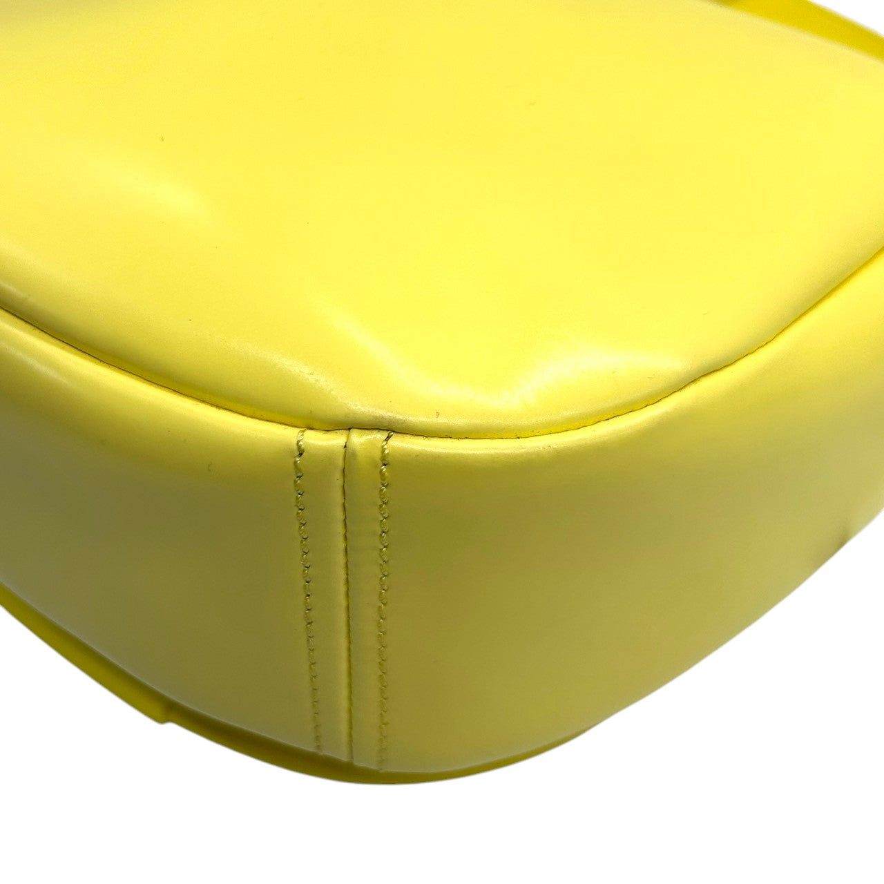 マークバイマークジェイコブス ショルダーバッグ ポシェット クロスボディ 斜め掛け可 サドル フラップ スタッズ エナメル パテントレザー イエロー シルバー金具 レディース コンパクト ポップ カジュアル フェミニン お出かけ デート s5