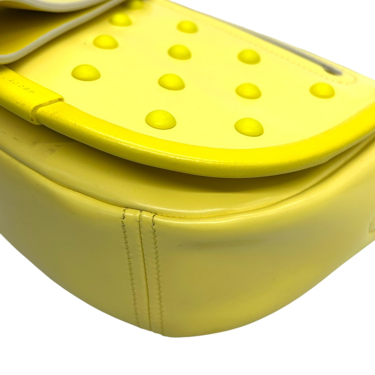 マークバイマークジェイコブス ショルダーバッグ ポシェット クロスボディ 斜め掛け可 サドル フラップ スタッズ エナメル パテントレザー イエロー シルバー金具 レディース コンパクト ポップ カジュアル フェミニン お出かけ デート s5