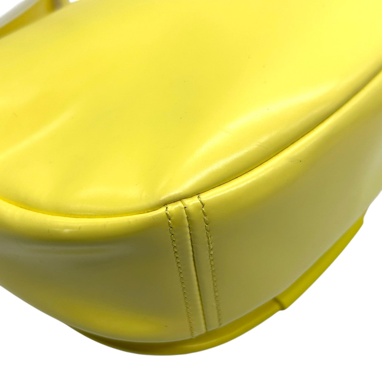 マークバイマークジェイコブス ショルダーバッグ ポシェット クロスボディ 斜め掛け可 サドル フラップ スタッズ エナメル パテントレザー イエロー シルバー金具 レディース コンパクト ポップ カジュアル フェミニン お出かけ デート s5