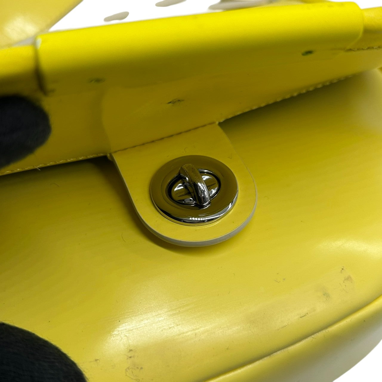 マークバイマークジェイコブス ショルダーバッグ ポシェット クロスボディ 斜め掛け可 サドル フラップ スタッズ エナメル パテントレザー イエロー シルバー金具 レディース コンパクト ポップ カジュアル フェミニン お出かけ デート s5