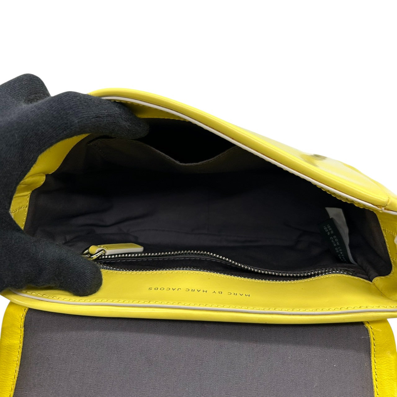 マークバイマークジェイコブス ショルダーバッグ ポシェット クロスボディ 斜め掛け可 サドル フラップ スタッズ エナメル パテントレザー イエロー シルバー金具 レディース コンパクト ポップ カジュアル フェミニン お出かけ デート s5