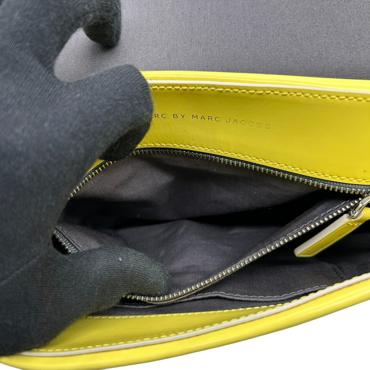 マークバイマークジェイコブス ショルダーバッグ ポシェット クロスボディ 斜め掛け可 サドル フラップ スタッズ エナメル パテントレザー イエロー シルバー金具 レディース コンパクト ポップ カジュアル フェミニン お出かけ デート s5