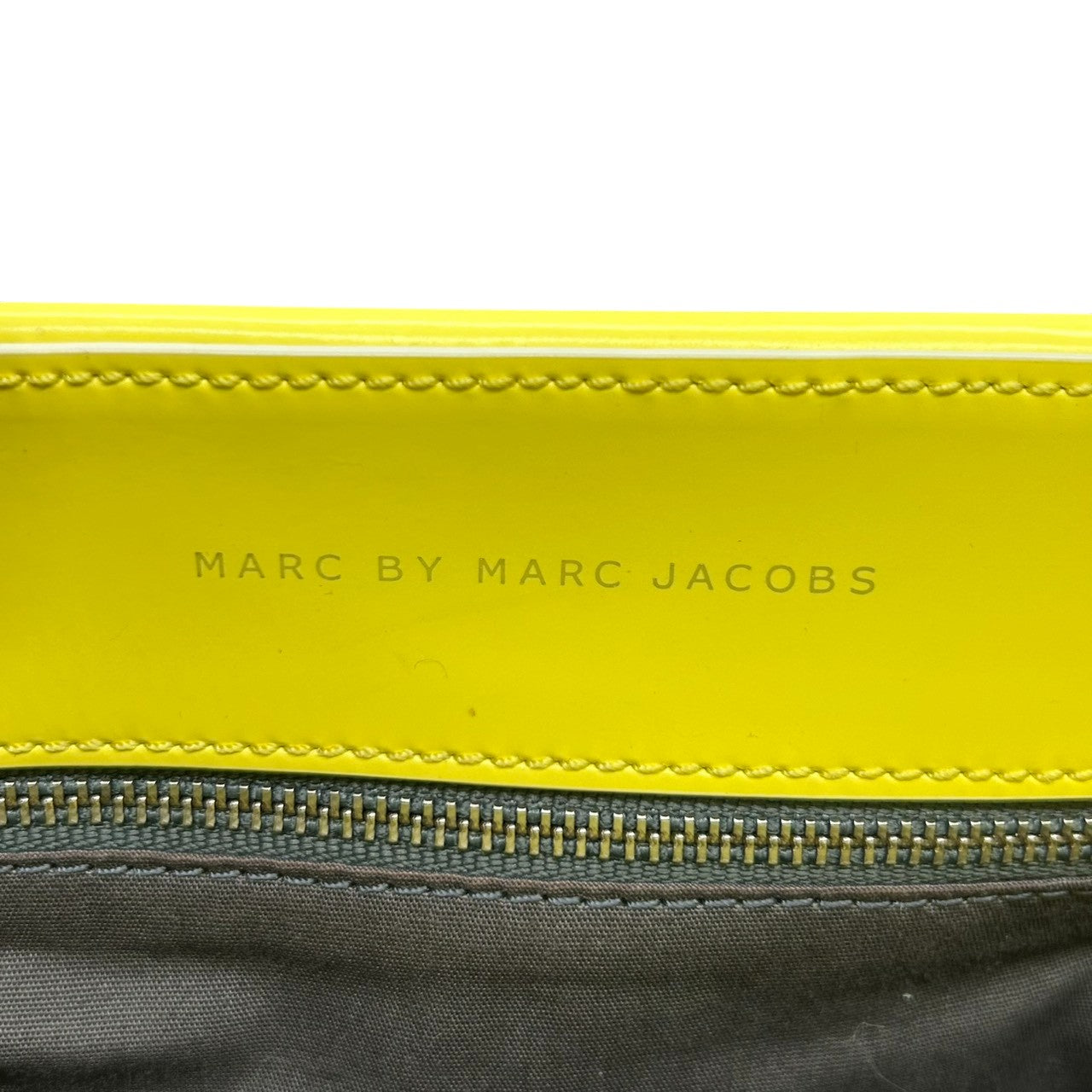 マークバイマークジェイコブス ショルダーバッグ ポシェット クロスボディ 斜め掛け可 サドル フラップ スタッズ エナメル パテントレザー イエロー シルバー金具 レディース コンパクト ポップ カジュアル フェミニン お出かけ デート s5