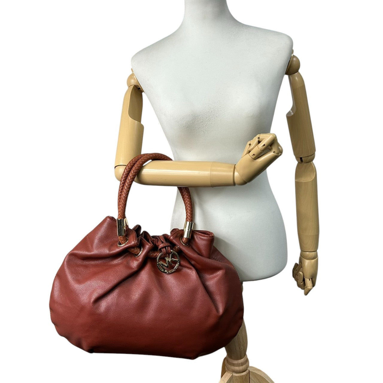 【美品】マイケルコース ハンドバッグ 巾着バッグ ワンショルダー 編み込みハンドル レザー 本革 ブラウン MKロゴチャーム ゴールド金具 レディース 肩掛け 大容量 ギャザー かわいい フェミニン エレガント s83