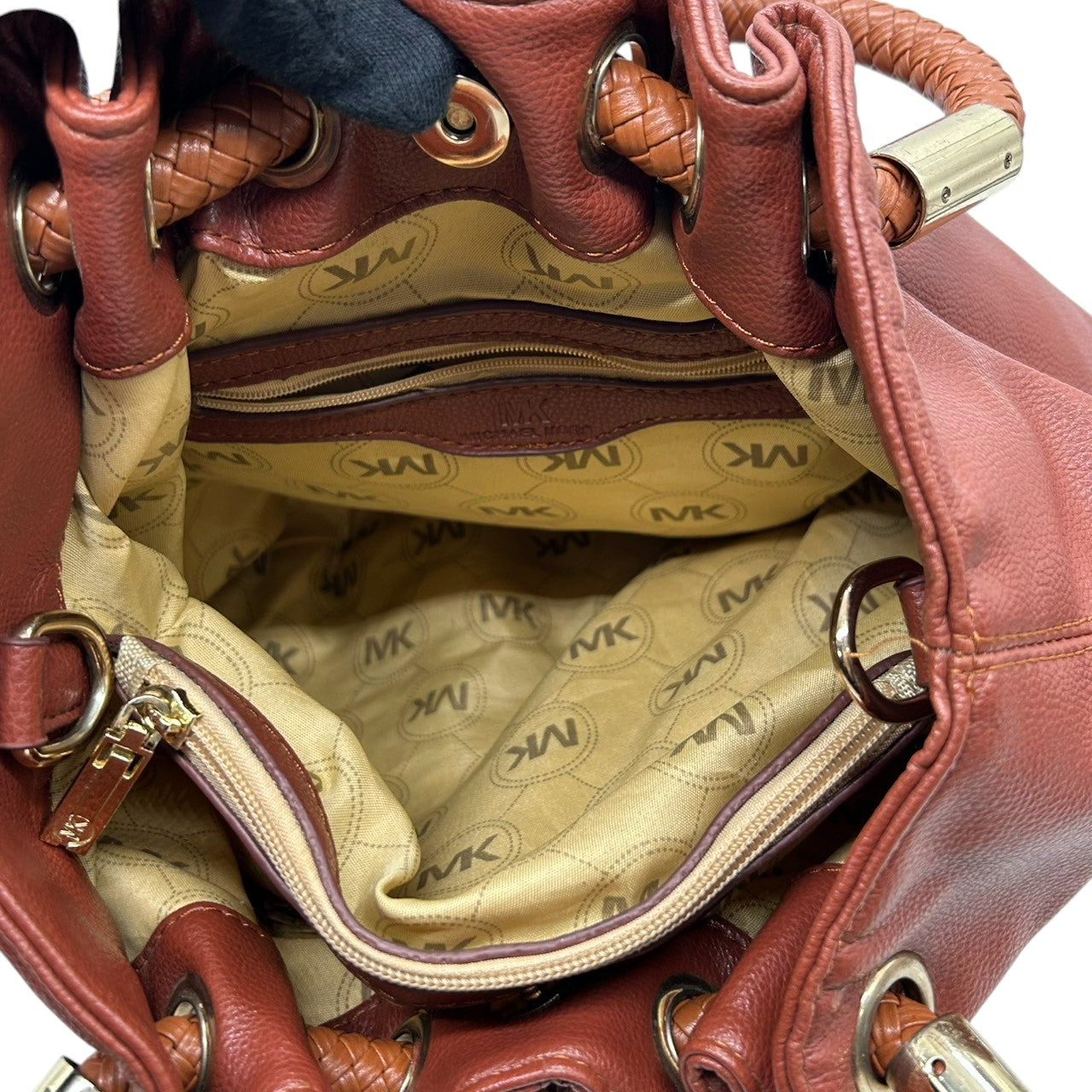【美品】マイケルコース ハンドバッグ 巾着バッグ ワンショルダー 編み込みハンドル レザー 本革 ブラウン MKロゴチャーム ゴールド金具 レディース 肩掛け 大容量 ギャザー かわいい フェミニン エレガント s83