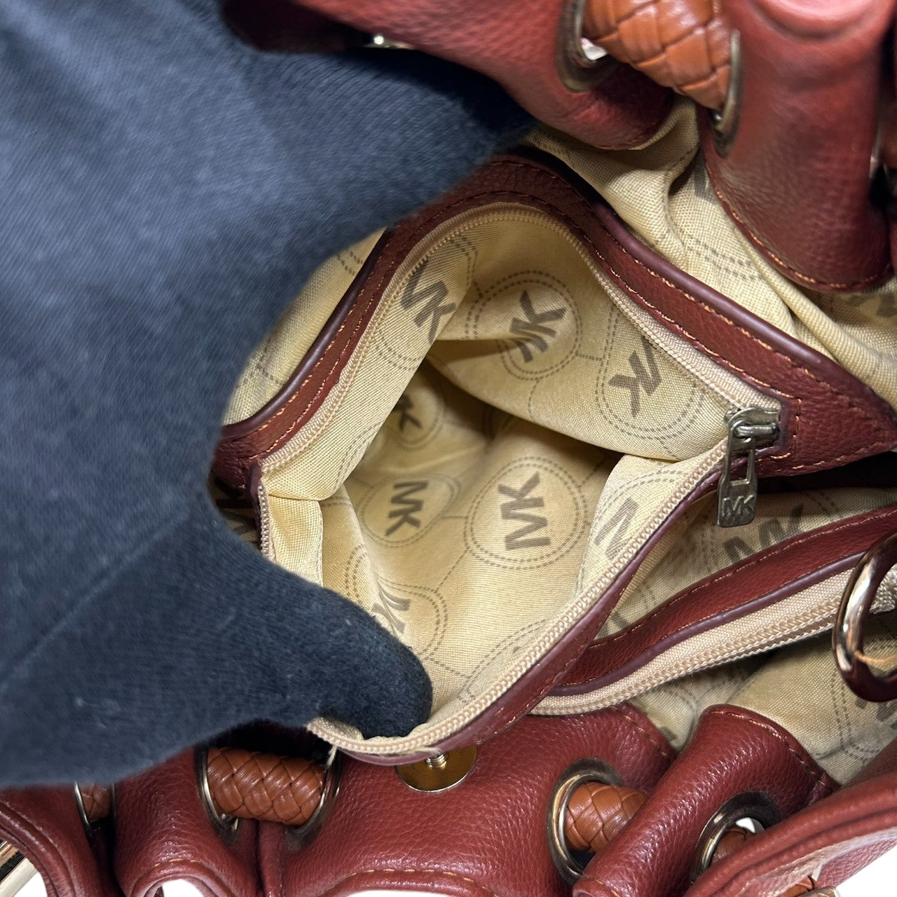 【美品】マイケルコース ハンドバッグ 巾着バッグ ワンショルダー 編み込みハンドル レザー 本革 ブラウン MKロゴチャーム ゴールド金具 レディース 肩掛け 大容量 ギャザー かわいい フェミニン エレガント s83