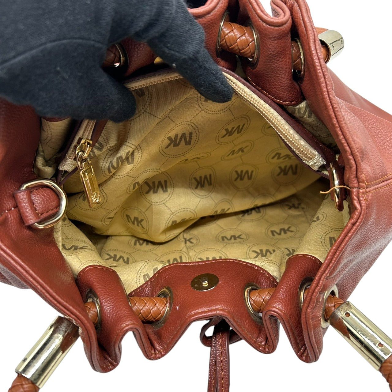 【美品】マイケルコース ハンドバッグ 巾着バッグ ワンショルダー 編み込みハンドル レザー 本革 ブラウン MKロゴチャーム ゴールド金具 レディース 肩掛け 大容量 ギャザー かわいい フェミニン エレガント s83