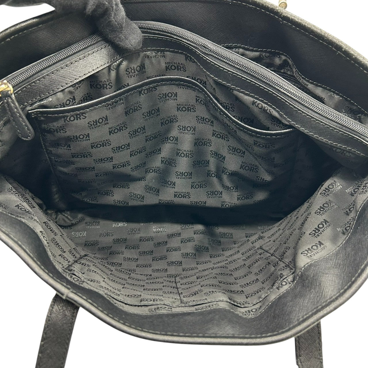 マイケルコース ジェットセット トラベル トートバッグ ワンショルダー A4可 自立可 ビジネスバッグ サフィアーノ レザー ブラック 黒 ゴールド金具 レディース 通勤 通学 MKロゴ 肩掛け MICHAEL KORS U9