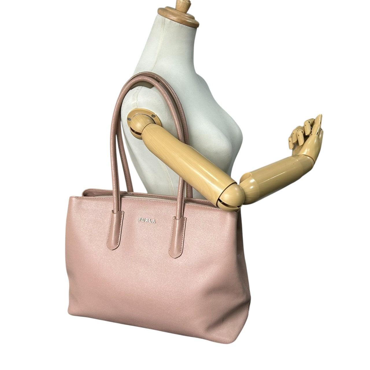 【美品】FURLA フルラ LINDA リンダ トートバッグ ハンドバッグ ビジネスバッグ A4収納可 肩掛け可 大容量 自立可 サフィアーノレザー 本革 ピンクベージュ レディース 婦人 オフィス フォーマル 上品 エレガント きれいめ シルバー金具 U9