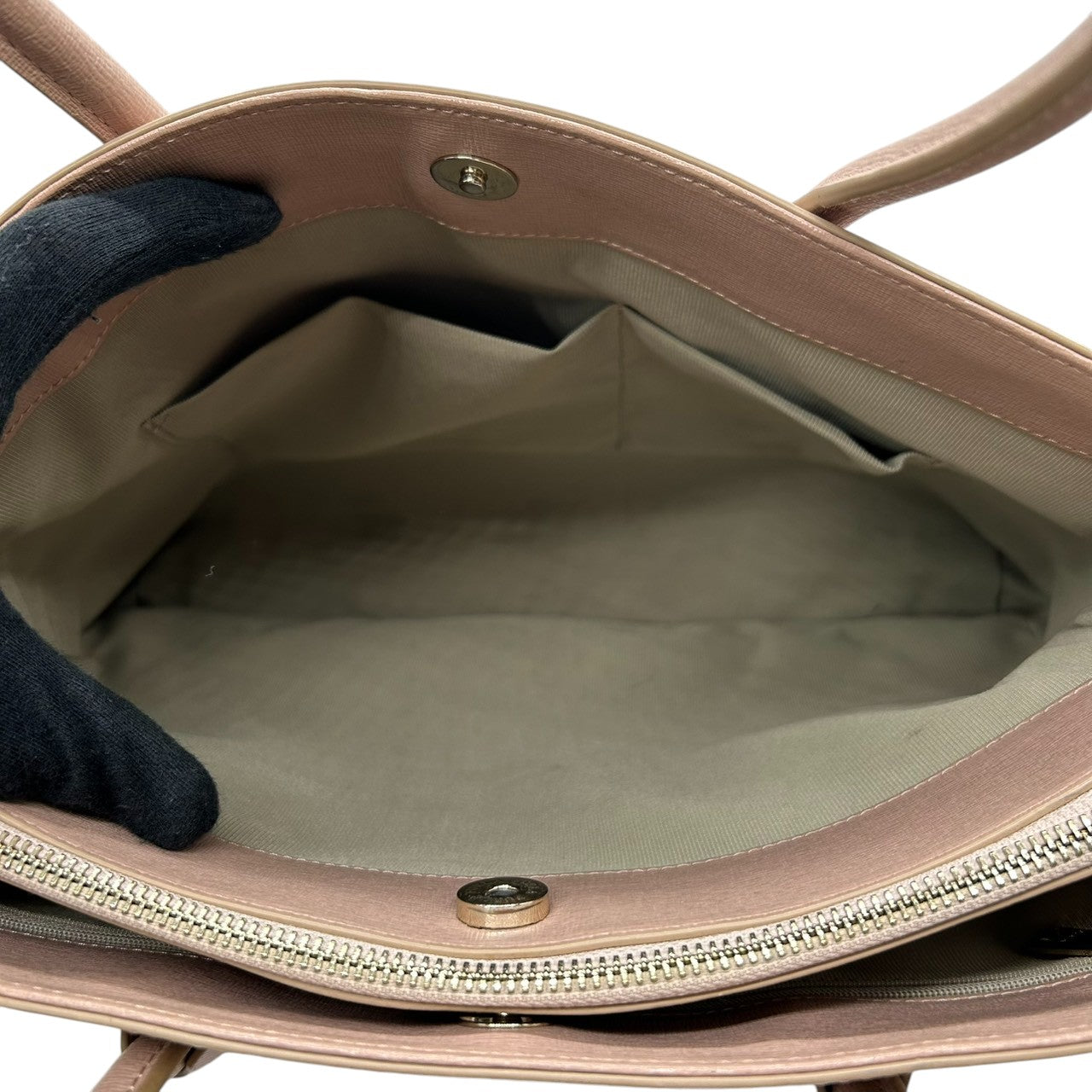 【美品】FURLA フルラ LINDA リンダ トートバッグ ハンドバッグ ビジネスバッグ A4収納可 肩掛け可 大容量 自立可 サフィアーノレザー 本革 ピンクベージュ レディース 婦人 オフィス フォーマル 上品 エレガント きれいめ シルバー金具 U9
