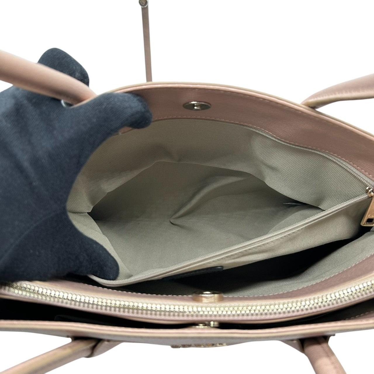 【美品】FURLA フルラ LINDA リンダ トートバッグ ハンドバッグ ビジネスバッグ A4収納可 肩掛け可 大容量 自立可 サフィアーノレザー 本革 ピンクベージュ レディース 婦人 オフィス フォーマル 上品 エレガント きれいめ シルバー金具 U9