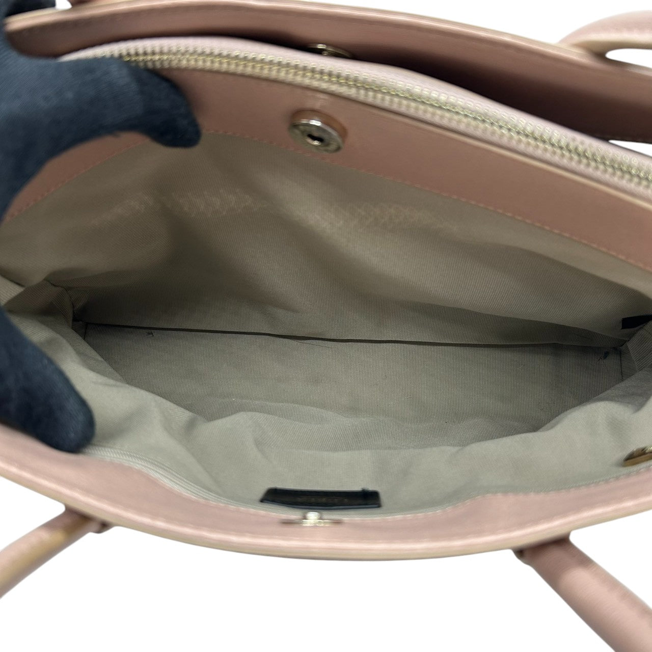 【美品】FURLA フルラ LINDA リンダ トートバッグ ハンドバッグ ビジネスバッグ A4収納可 肩掛け可 大容量 自立可 サフィアーノレザー 本革 ピンクベージュ レディース 婦人 オフィス フォーマル 上品 エレガント きれいめ シルバー金具 U9