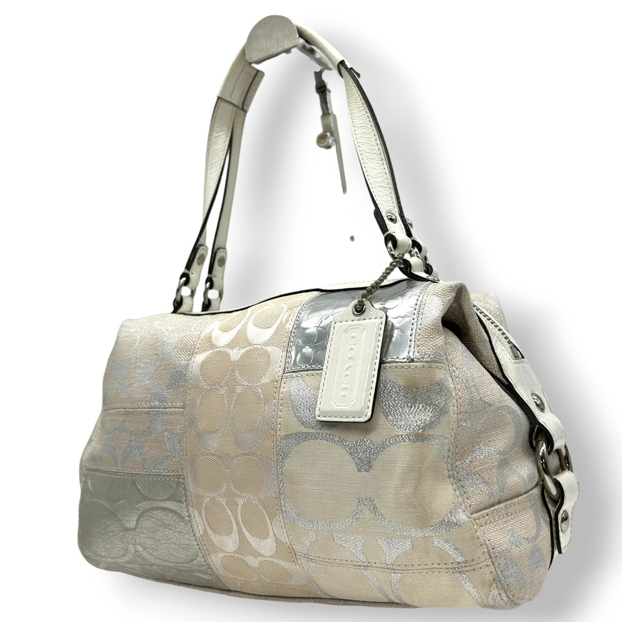 コーチ COACH ハンドバッグ ミニボストン 13497 ワンショルダー シグネチャー オプアート パッチワーク キャンバス パテントレザー メタリック ホワイト ベージュ レディース おしゃれ かわいい フェミニン コンパクト デート s82