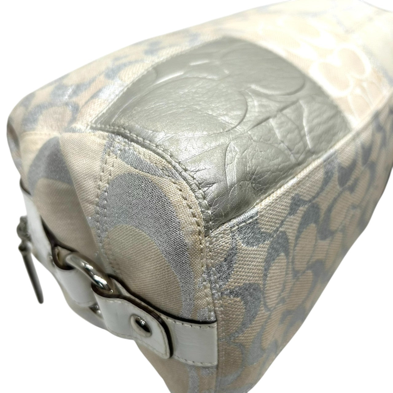 コーチ COACH ハンドバッグ ミニボストン 13497 ワンショルダー シグネチャー オプアート パッチワーク キャンバス パテントレザー メタリック ホワイト ベージュ レディース おしゃれ かわいい フェミニン コンパクト デート s82