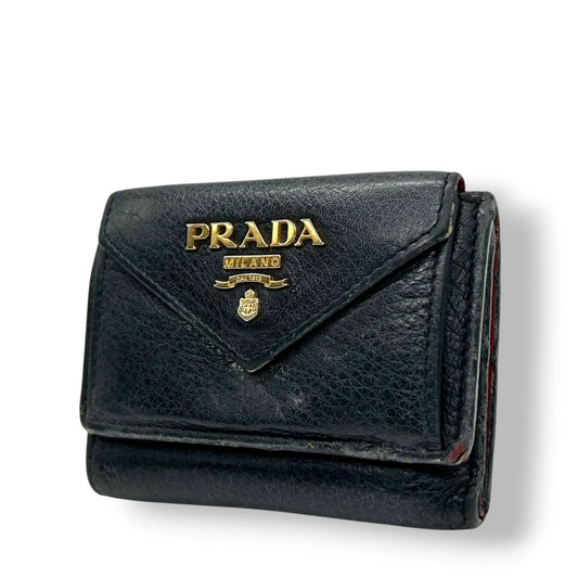 プラダ PRADA 財布 三つ折り財布 ミニウォレット 1MH021 VITELLO GRAIN レザー ブラック レッド バイカラー レディース メンズ ユニセックス メタルロゴ コンパクト ヴィンテージ クラシック w6
