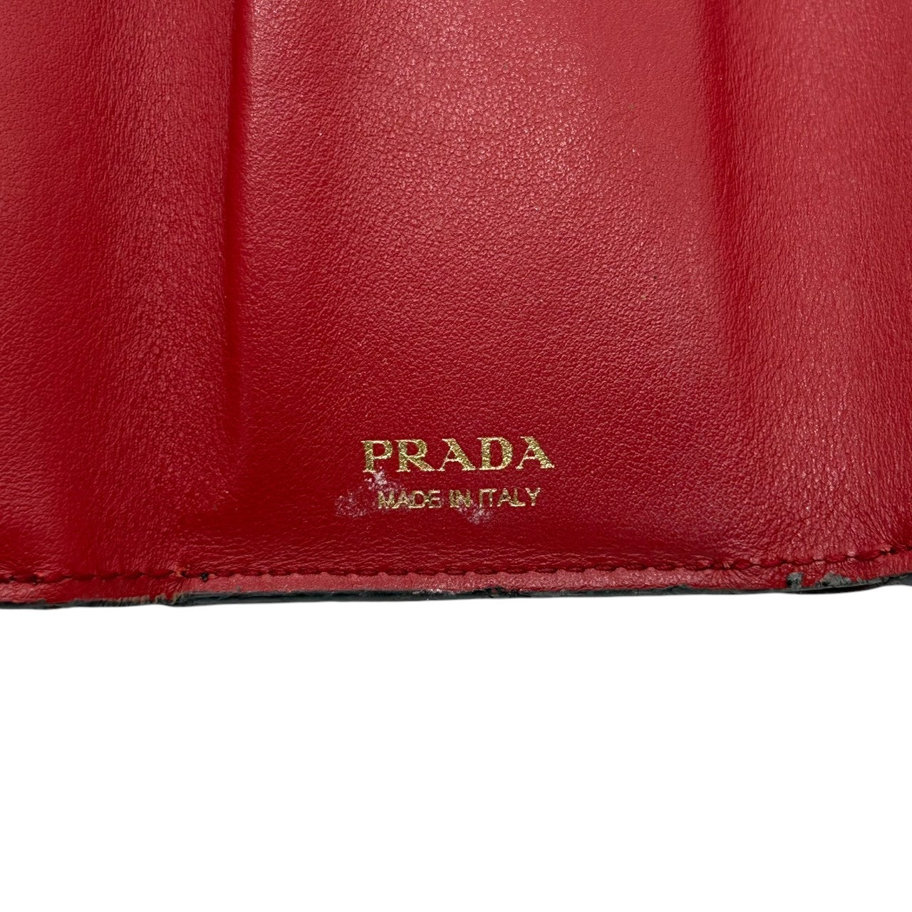 プラダ PRADA 財布 三つ折り財布 ミニウォレット 1MH021 VITELLO GRAIN レザー ブラック レッド バイカラー レディース メンズ ユニセックス メタルロゴ コンパクト ヴィンテージ クラシック w6