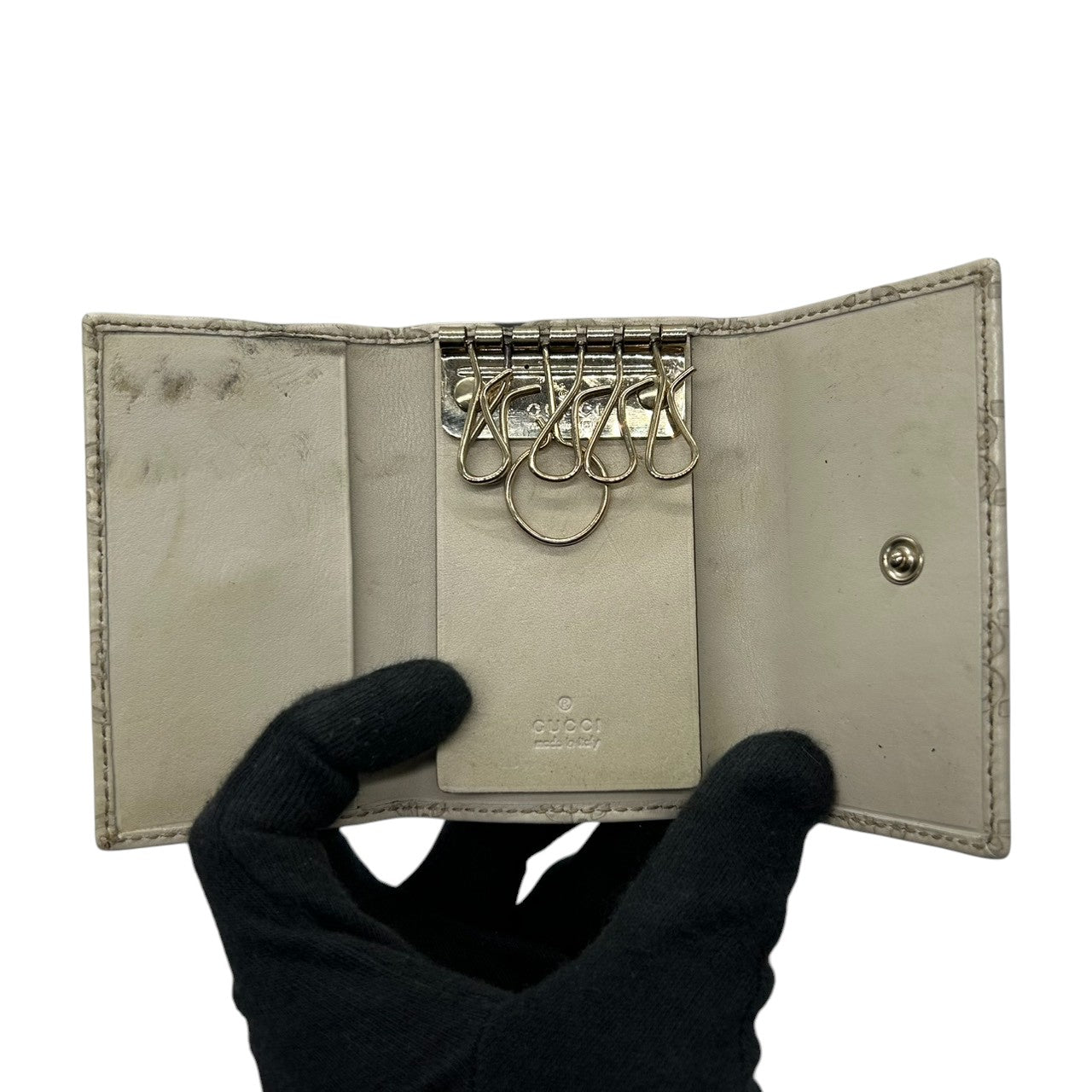 グッチ GUCCI グッチシマ キーケース 6連 GGエンボス GG柄 レザー 本革 アイボリー シルバー金具 スナップボタン メンズ レディース ユニセックス コンパクト 定番 人気 w6