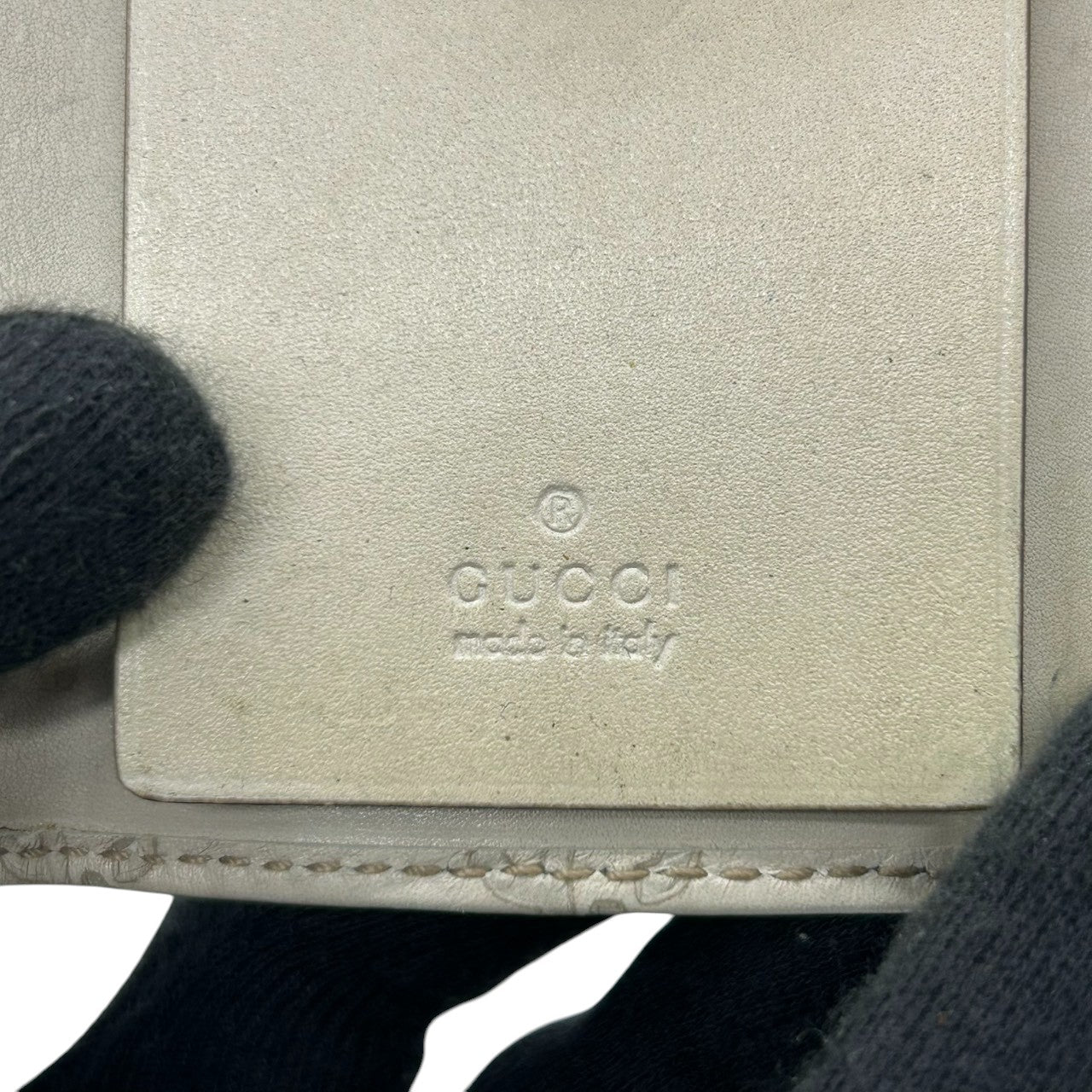 グッチ GUCCI グッチシマ キーケース 6連 GGエンボス GG柄 レザー 本革 アイボリー シルバー金具 スナップボタン メンズ レディース ユニセックス コンパクト 定番 人気 w6