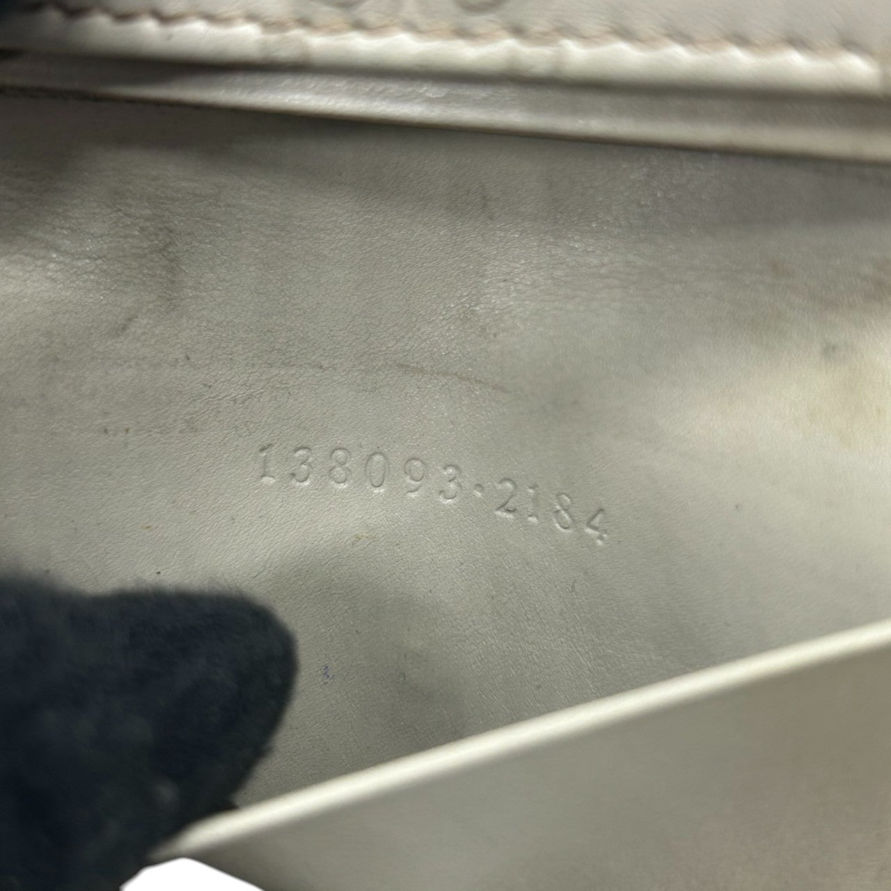 グッチ GUCCI グッチシマ キーケース 6連 GGエンボス GG柄 レザー 本革 アイボリー シルバー金具 スナップボタン メンズ レディース ユニセックス コンパクト 定番 人気 w6