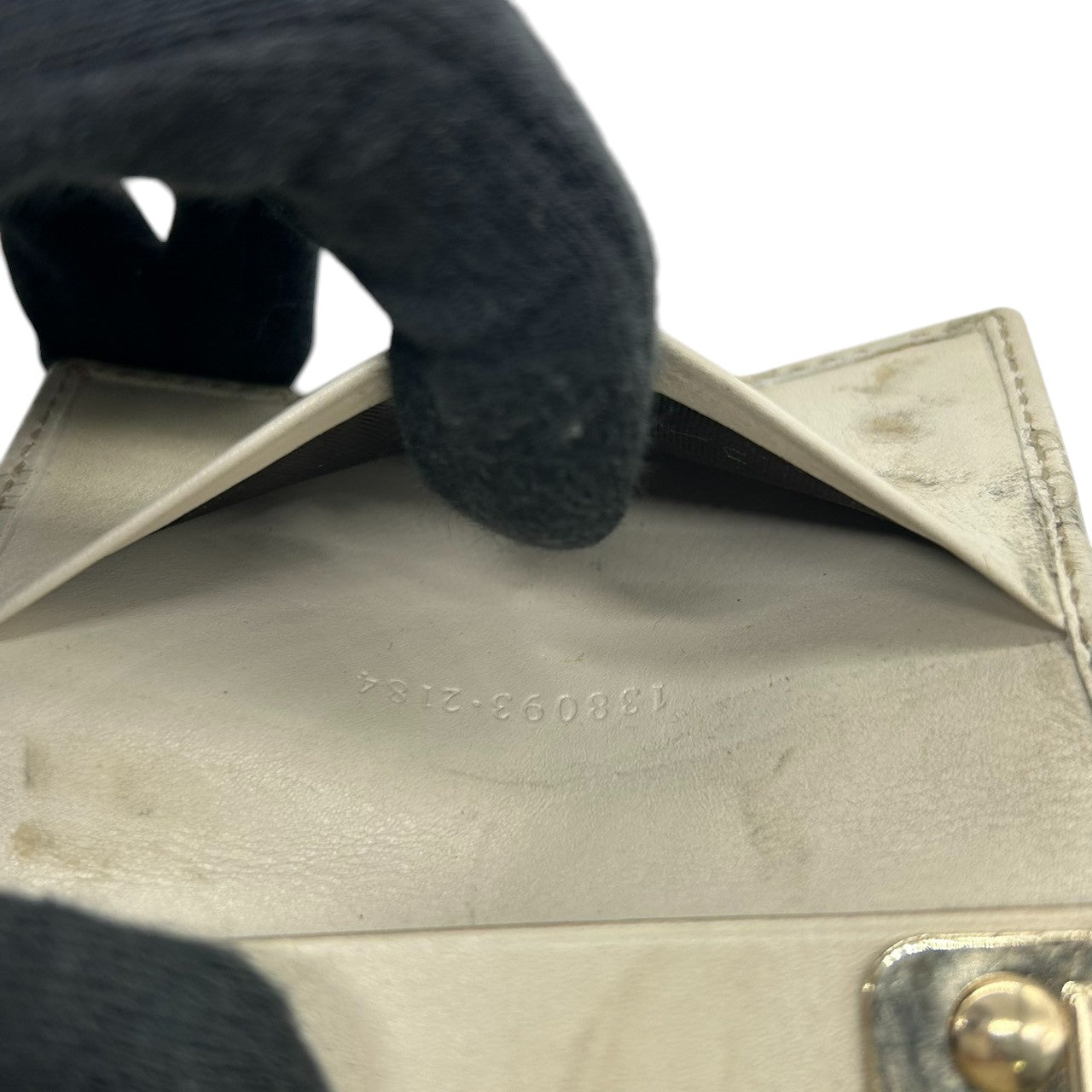 グッチ GUCCI グッチシマ キーケース 6連 GGエンボス GG柄 レザー 本革 アイボリー シルバー金具 スナップボタン メンズ レディース ユニセックス コンパクト 定番 人気 w6