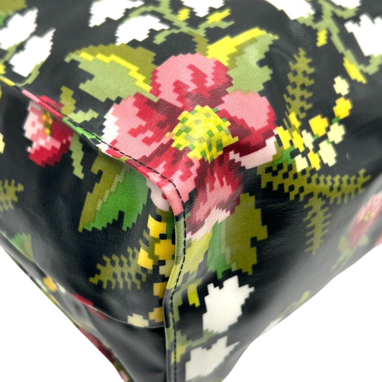 【新品同様】フェイラー FEILER トートバッグ ハンドバッグ PVCコーティング ビニール 花柄 フラワー 植物柄 総柄 シュニール織柄 軽量 雨に強い ブラック 黒 マルチカラー エレガント 上品 ショッピング 買い物 お出かけ レディース 鞄 s92