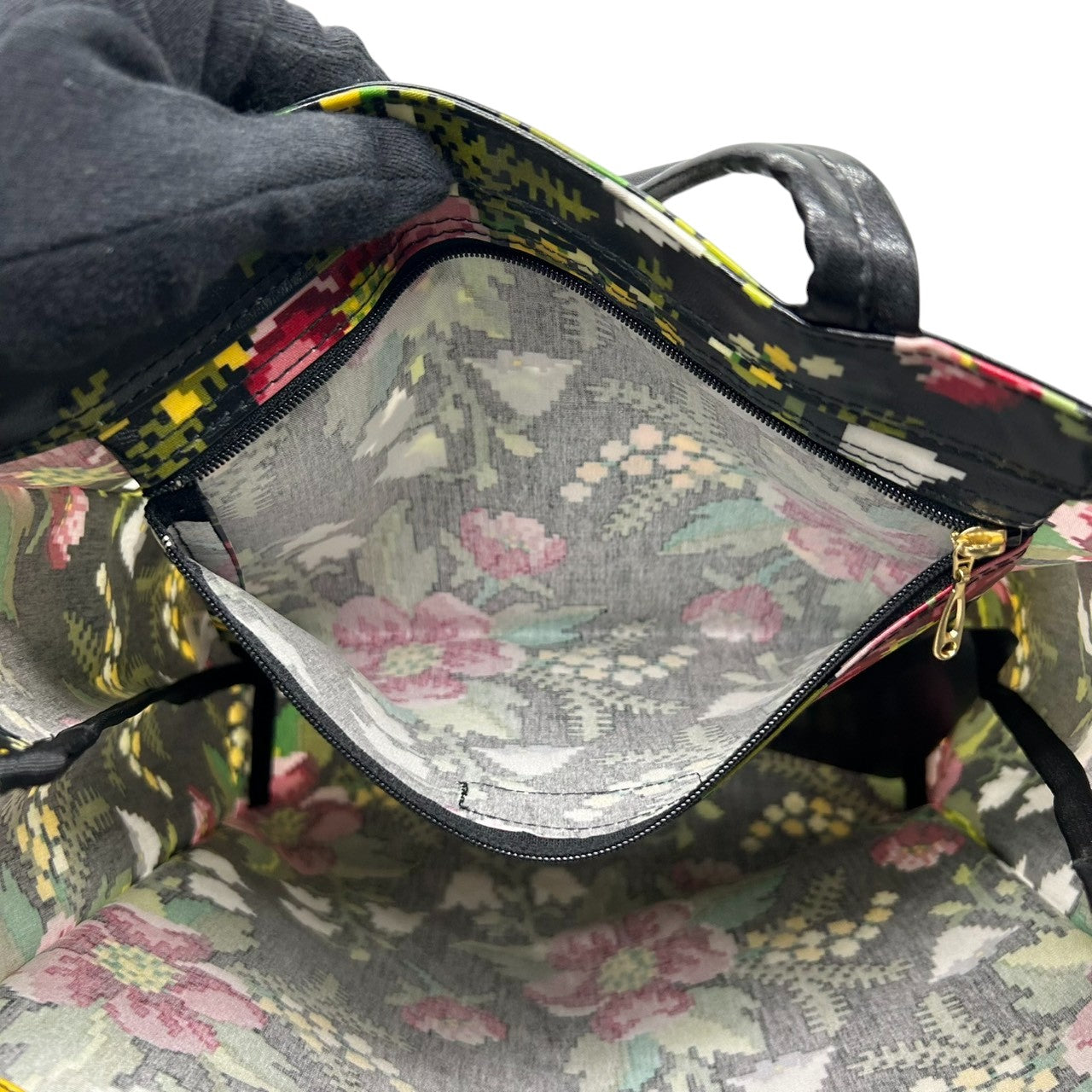 【新品同様】フェイラー FEILER トートバッグ ハンドバッグ PVCコーティング ビニール 花柄 フラワー 植物柄 総柄 シュニール織柄 軽量 雨に強い ブラック 黒 マルチカラー エレガント 上品 ショッピング 買い物 お出かけ レディース 鞄 s92