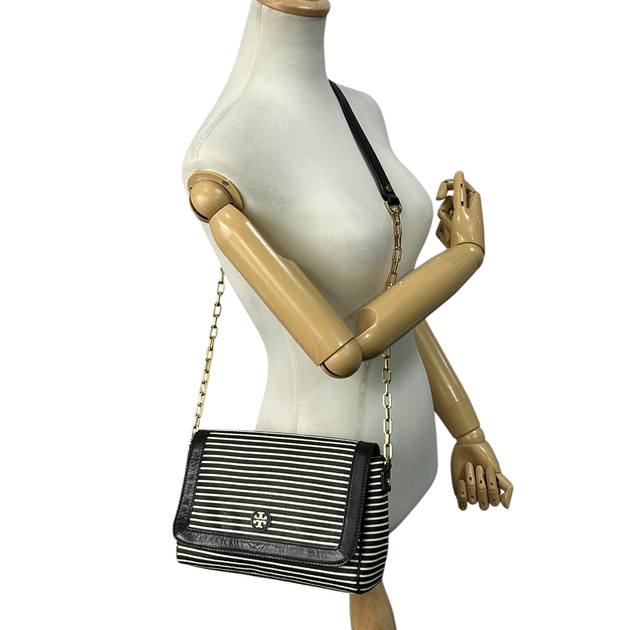 【美品】トリーバーチ Tory Burch ショルダーバッグ クロスボディ 斜め掛け可 チェーン PVC レザー ボーダー ストライプ 黒 白 ブラック ホワイト ゴールド金具 ロゴ ダブルT フラップ レディース お出かけ 旅行 カジュアル かばん s92