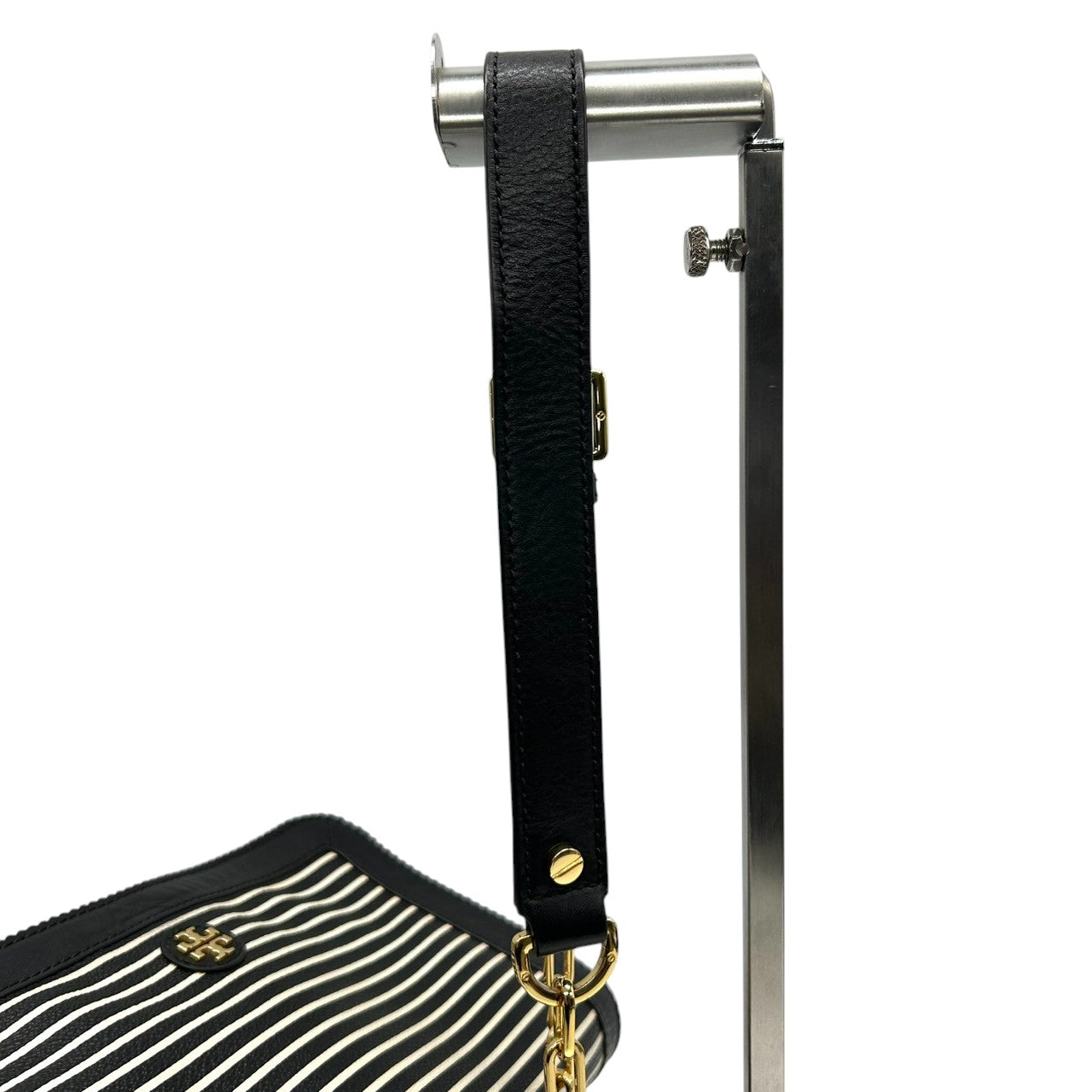 【美品】トリーバーチ Tory Burch ショルダーバッグ クロスボディ 斜め掛け可 チェーン PVC レザー ボーダー ストライプ 黒 白 ブラック ホワイト ゴールド金具 ロゴ ダブルT フラップ レディース お出かけ 旅行 カジュアル かばん s92
