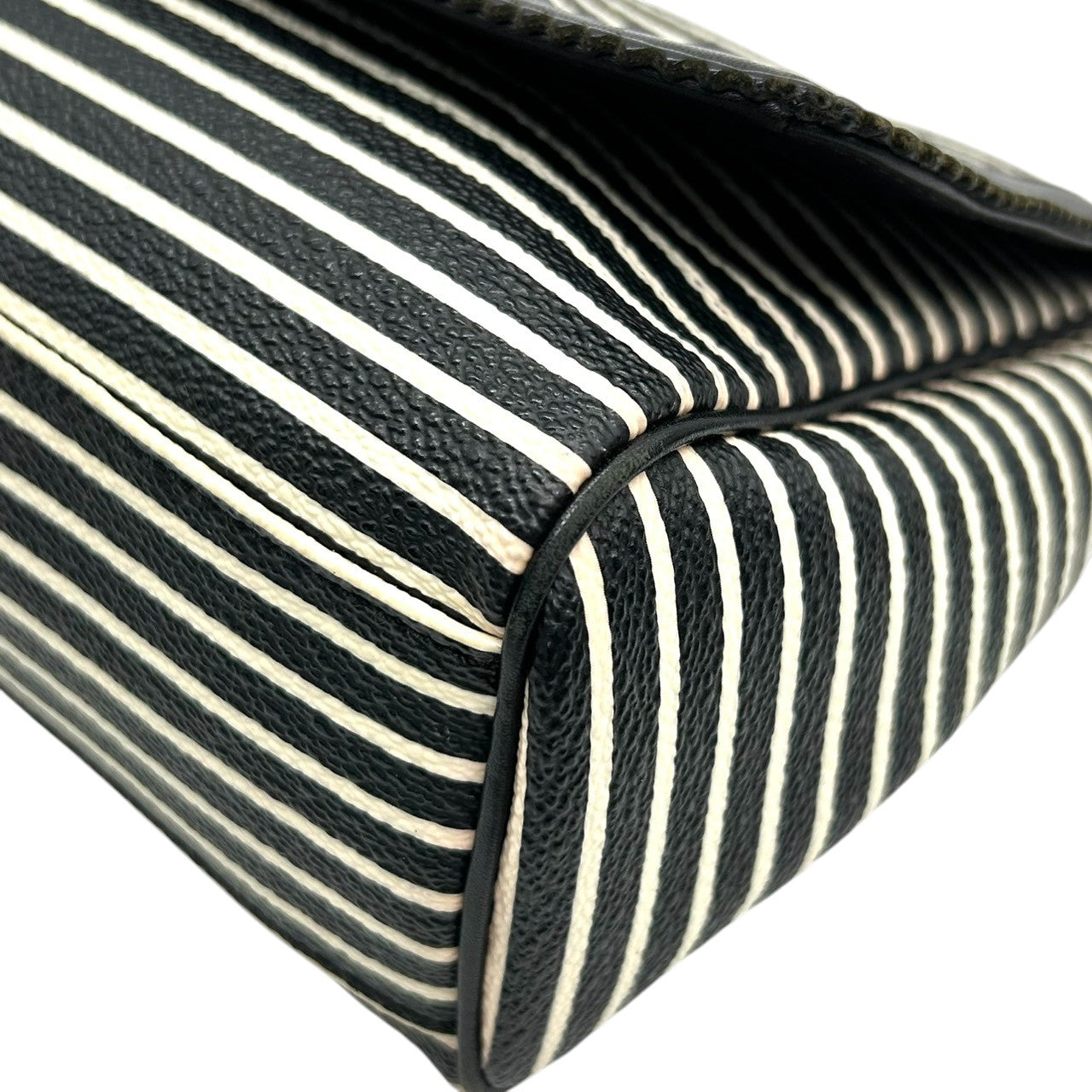 【美品】トリーバーチ Tory Burch ショルダーバッグ クロスボディ 斜め掛け可 チェーン PVC レザー ボーダー ストライプ 黒 白 ブラック ホワイト ゴールド金具 ロゴ ダブルT フラップ レディース お出かけ 旅行 カジュアル かばん s92