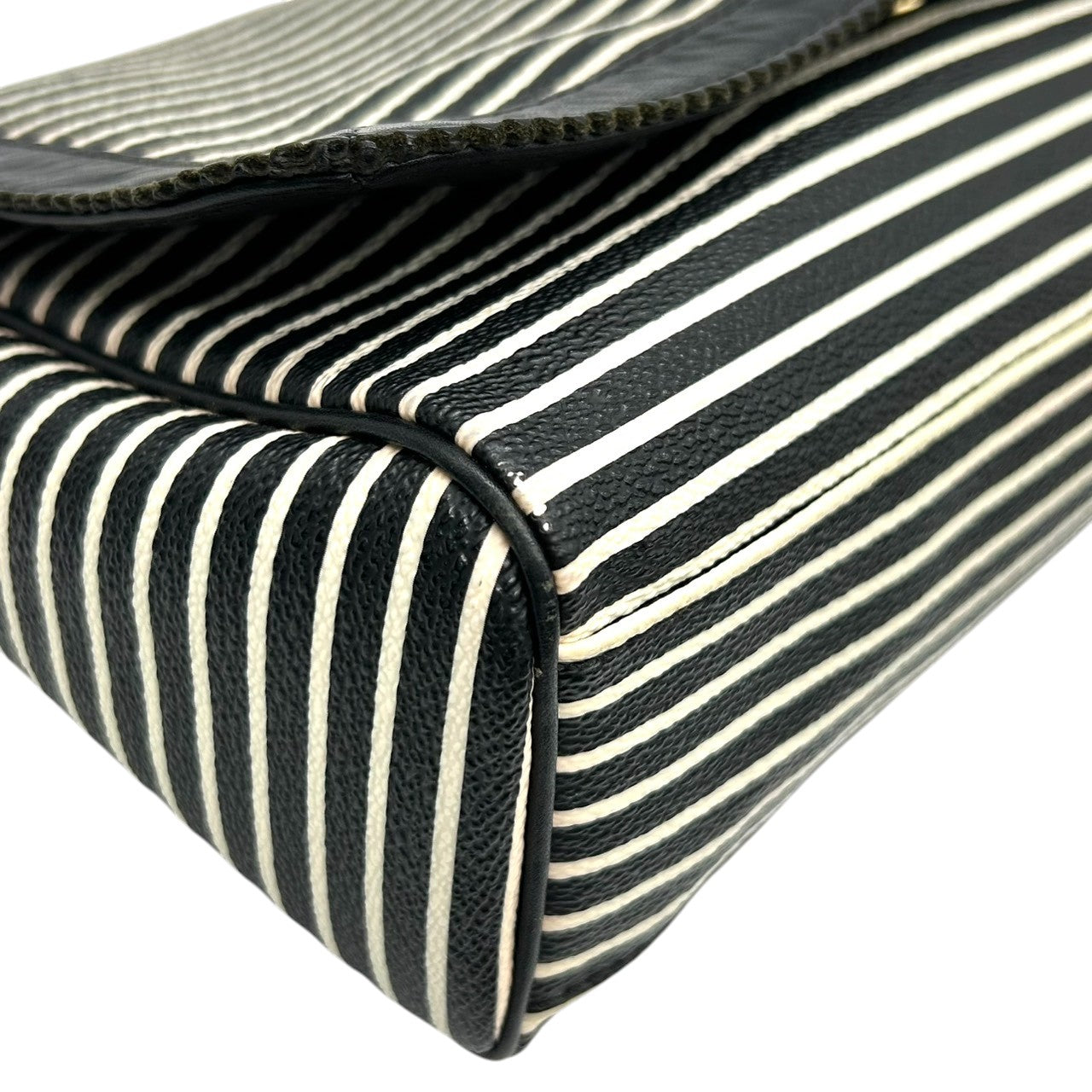 【美品】トリーバーチ Tory Burch ショルダーバッグ クロスボディ 斜め掛け可 チェーン PVC レザー ボーダー ストライプ 黒 白 ブラック ホワイト ゴールド金具 ロゴ ダブルT フラップ レディース お出かけ 旅行 カジュアル かばん s92