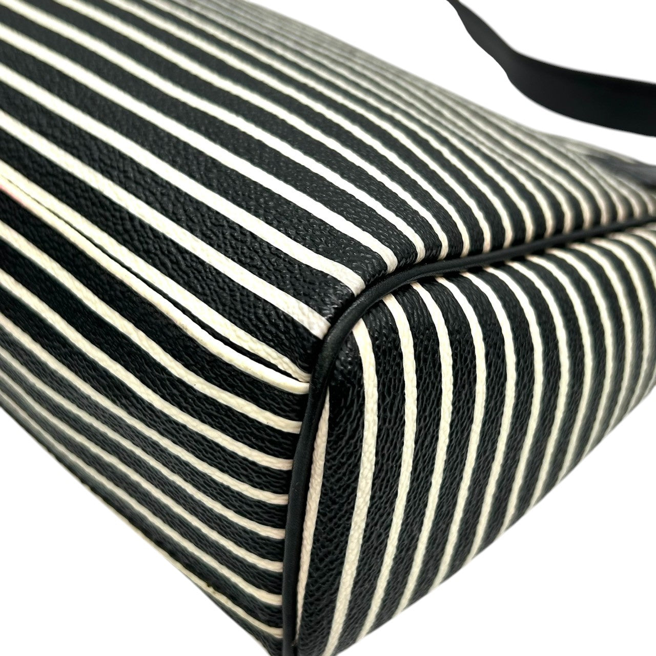 【美品】トリーバーチ Tory Burch ショルダーバッグ クロスボディ 斜め掛け可 チェーン PVC レザー ボーダー ストライプ 黒 白 ブラック ホワイト ゴールド金具 ロゴ ダブルT フラップ レディース お出かけ 旅行 カジュアル かばん s92