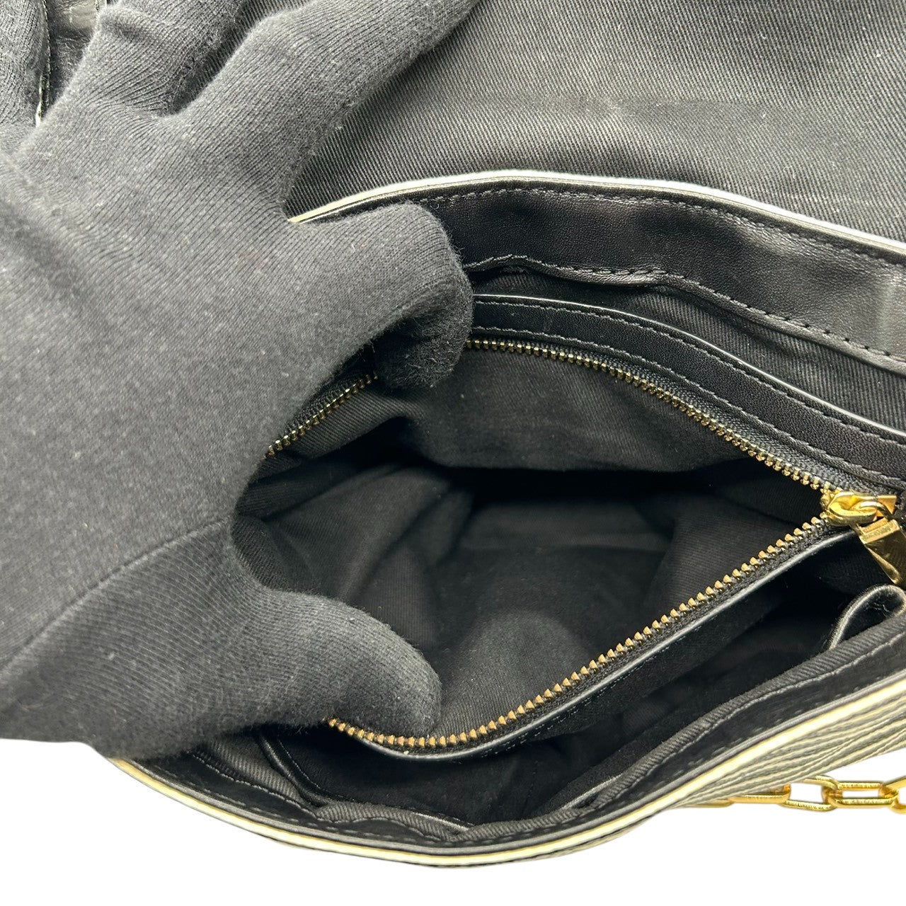 【美品】トリーバーチ Tory Burch ショルダーバッグ クロスボディ 斜め掛け可 チェーン PVC レザー ボーダー ストライプ 黒 白 ブラック ホワイト ゴールド金具 ロゴ ダブルT フラップ レディース お出かけ 旅行 カジュアル かばん s92