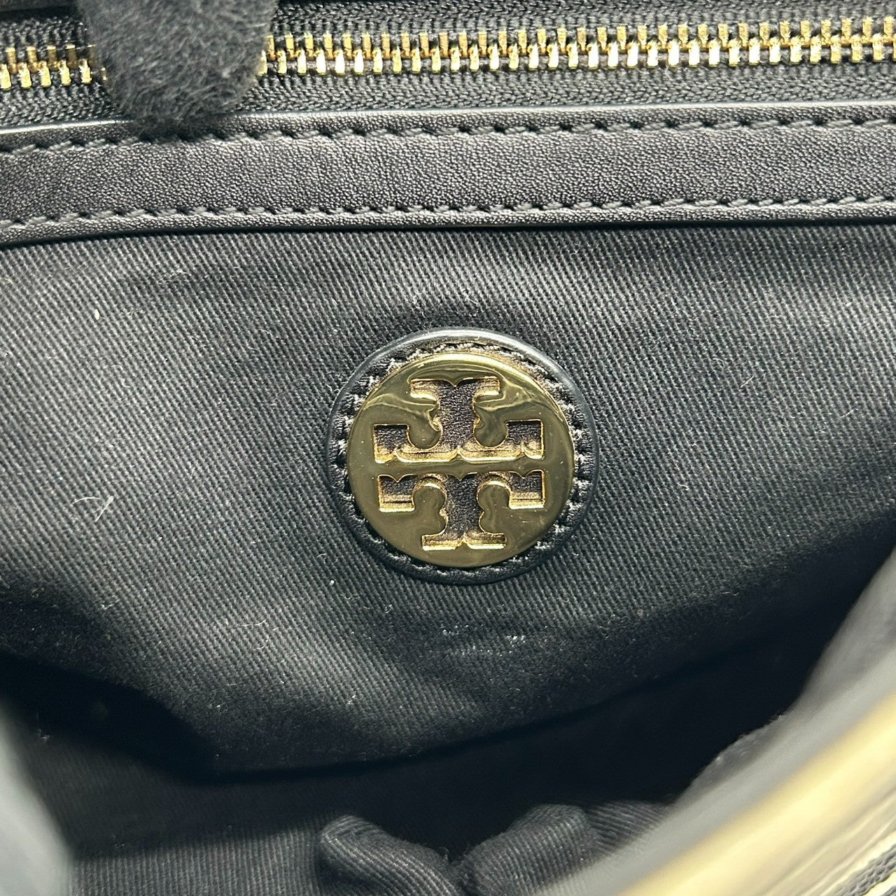 【美品】トリーバーチ Tory Burch ショルダーバッグ クロスボディ 斜め掛け可 チェーン PVC レザー ボーダー ストライプ 黒 白 ブラック ホワイト ゴールド金具 ロゴ ダブルT フラップ レディース お出かけ 旅行 カジュアル かばん s92