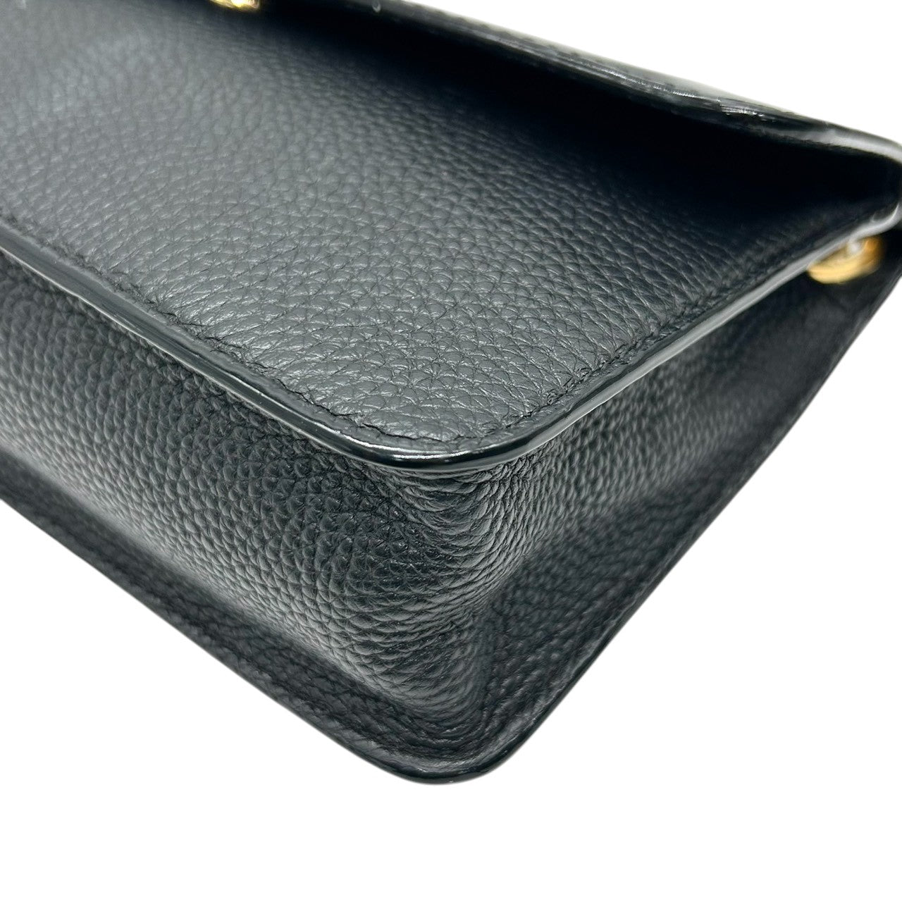 【美品】マイケルコース MICHAEL KORS ショルダーバッグ チェーン クロスボディ 斜め掛け パテントレザー エナメル 異素材 ブラック 黒 ゴールド金具 ロゴ フラップ パーティー お出かけ レディース 鞄 かばん s93