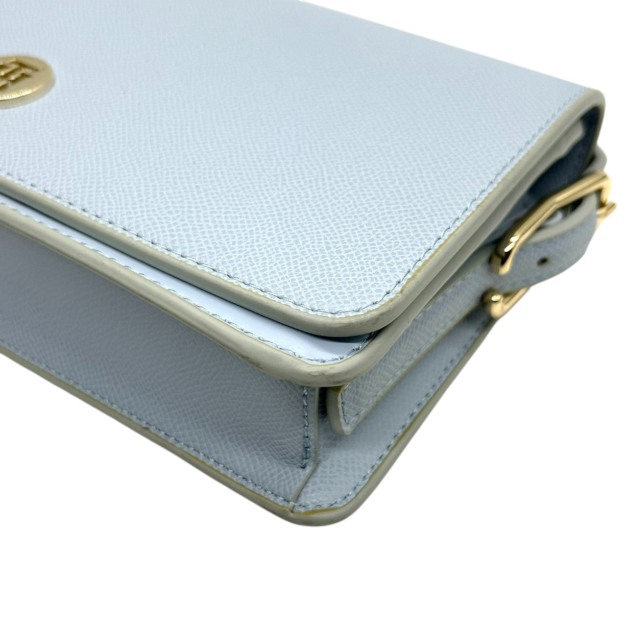 【美品】トミーヒルフィガー TOMMY HILFIGER ショルダーバッグ ポシェット 斜め掛け可 サフィアーノ レザー 本革 ライトブルー 水色 ゴールド金具 レディース シンプル カジュアル お出かけ デート s93