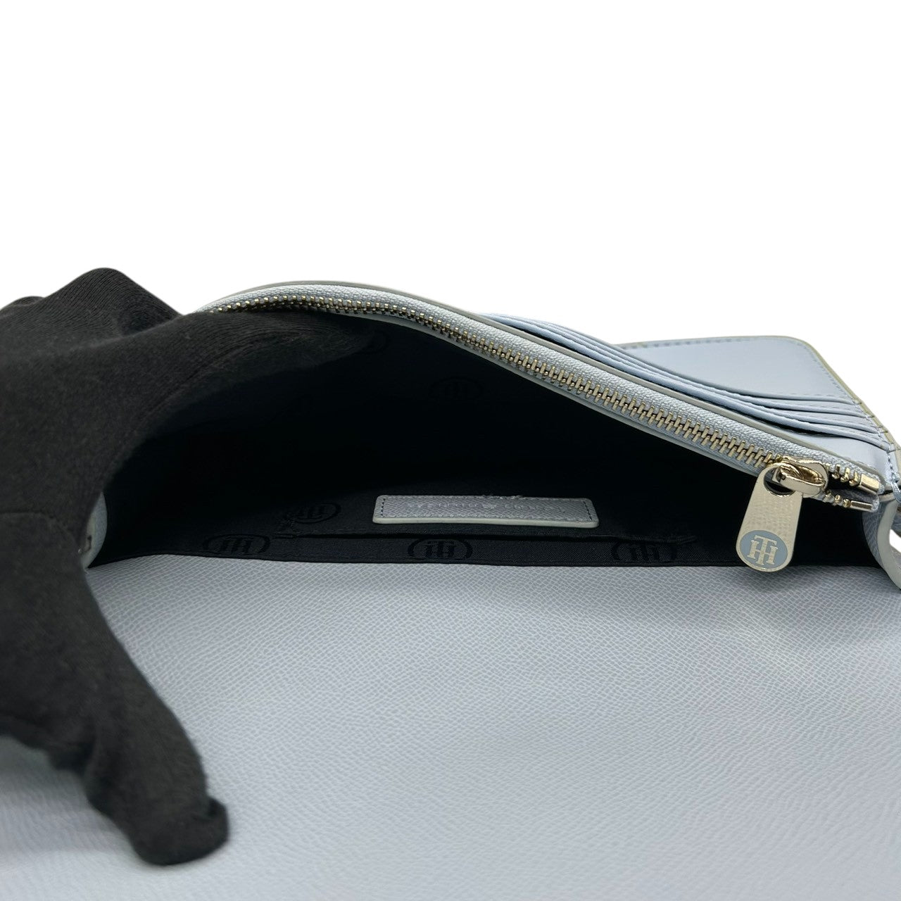 【美品】トミーヒルフィガー TOMMY HILFIGER ショルダーバッグ ポシェット 斜め掛け可 サフィアーノ レザー 本革 ライトブルー 水色 ゴールド金具 レディース シンプル カジュアル お出かけ デート s93