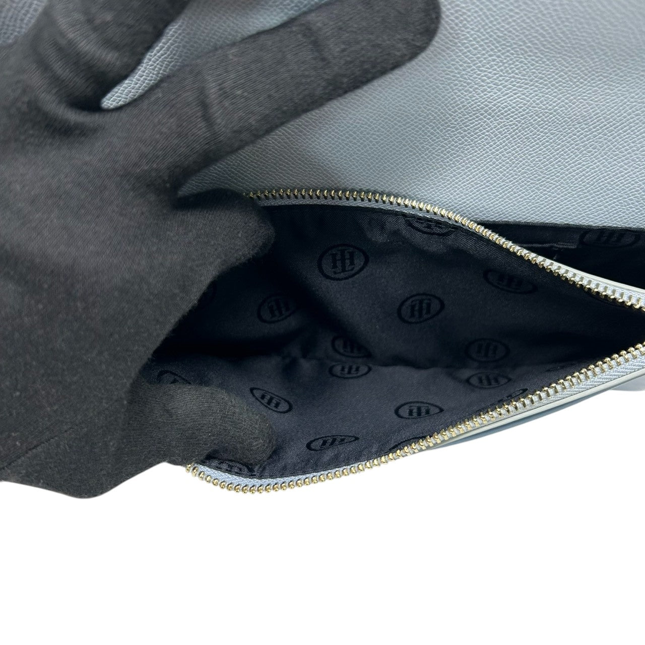 【美品】トミーヒルフィガー TOMMY HILFIGER ショルダーバッグ ポシェット 斜め掛け可 サフィアーノ レザー 本革 ライトブルー 水色 ゴールド金具 レディース シンプル カジュアル お出かけ デート s93