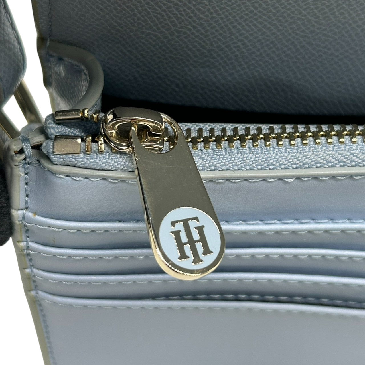 【美品】トミーヒルフィガー TOMMY HILFIGER ショルダーバッグ ポシェット 斜め掛け可 サフィアーノ レザー 本革 ライトブルー 水色 ゴールド金具 レディース シンプル カジュアル お出かけ デート s93