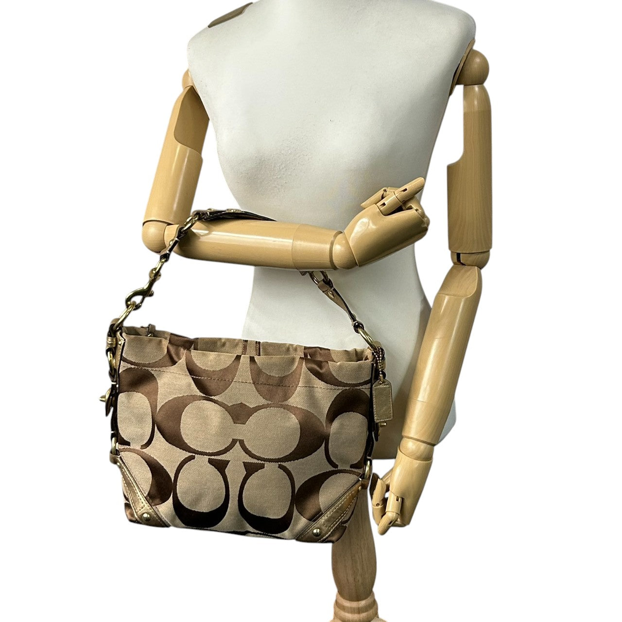 【美品】コーチ COACH ゾーイ ショルダーバッグ ハンドバッグ ホーボーバッグ 肩掛け シグネチャー オプアート キャンバス メタリックレザー ゴールド ベージュ レディース チャーム付 軽量 大容量 エレガント フェミニン デート お出かけ 総柄 E6