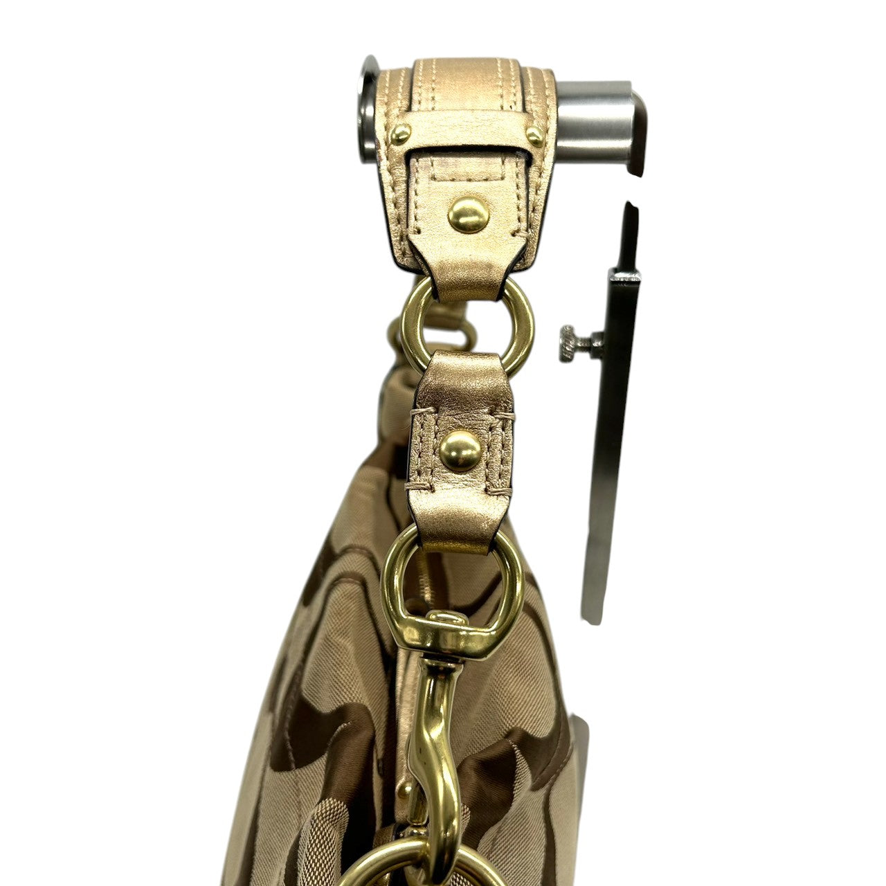 【美品】コーチ COACH ゾーイ ショルダーバッグ ハンドバッグ ホーボーバッグ 肩掛け シグネチャー オプアート キャンバス メタリックレザー ゴールド ベージュ レディース チャーム付 軽量 大容量 エレガント フェミニン デート お出かけ 総柄 E6