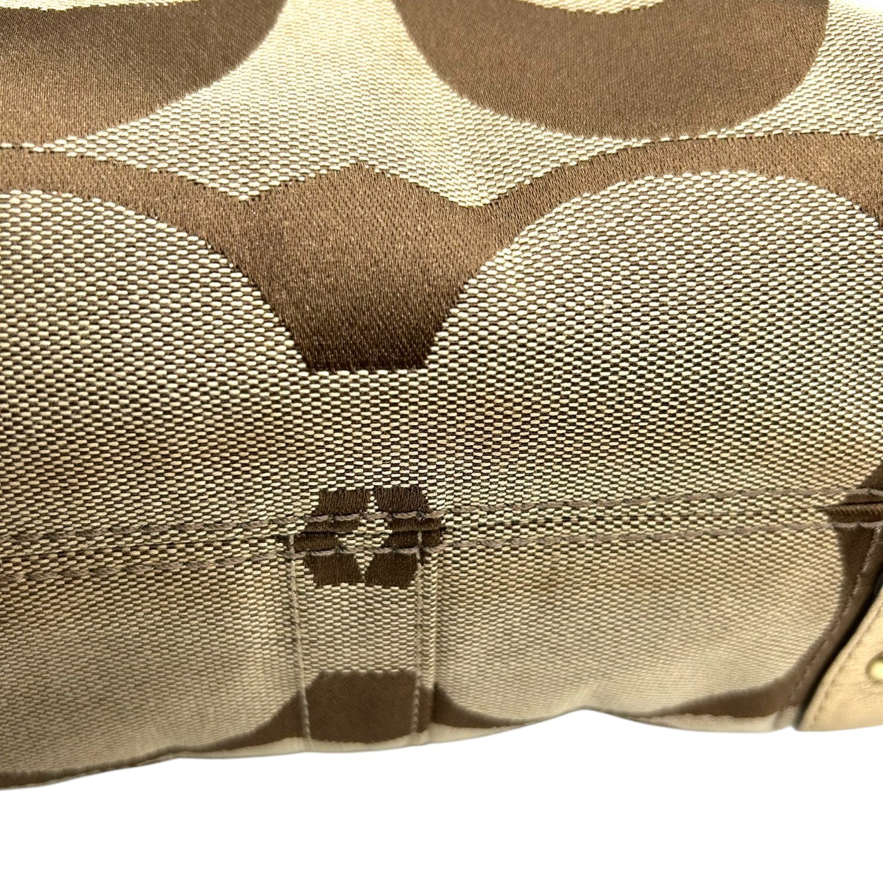 【美品】コーチ COACH ゾーイ ショルダーバッグ ハンドバッグ ホーボーバッグ 肩掛け シグネチャー オプアート キャンバス メタリックレザー ゴールド ベージュ レディース チャーム付 軽量 大容量 エレガント フェミニン デート お出かけ 総柄 E6