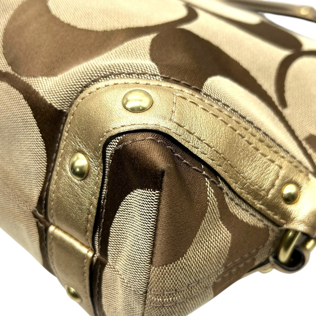 【美品】コーチ COACH ゾーイ ショルダーバッグ ハンドバッグ ホーボーバッグ 肩掛け シグネチャー オプアート キャンバス メタリックレザー ゴールド ベージュ レディース チャーム付 軽量 大容量 エレガント フェミニン デート お出かけ 総柄 E6