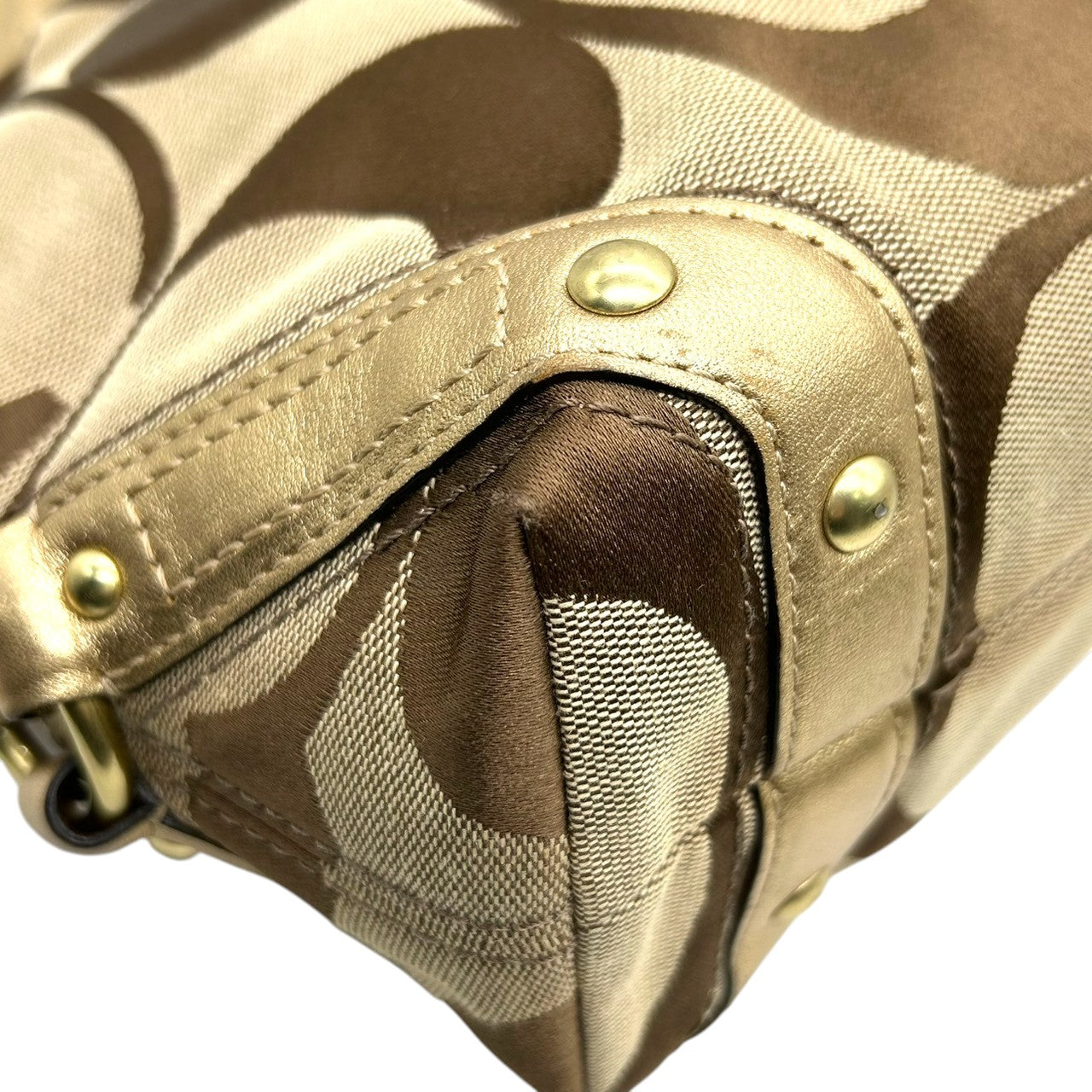 【美品】コーチ COACH ゾーイ ショルダーバッグ ハンドバッグ ホーボーバッグ 肩掛け シグネチャー オプアート キャンバス メタリックレザー ゴールド ベージュ レディース チャーム付 軽量 大容量 エレガント フェミニン デート お出かけ 総柄 E6