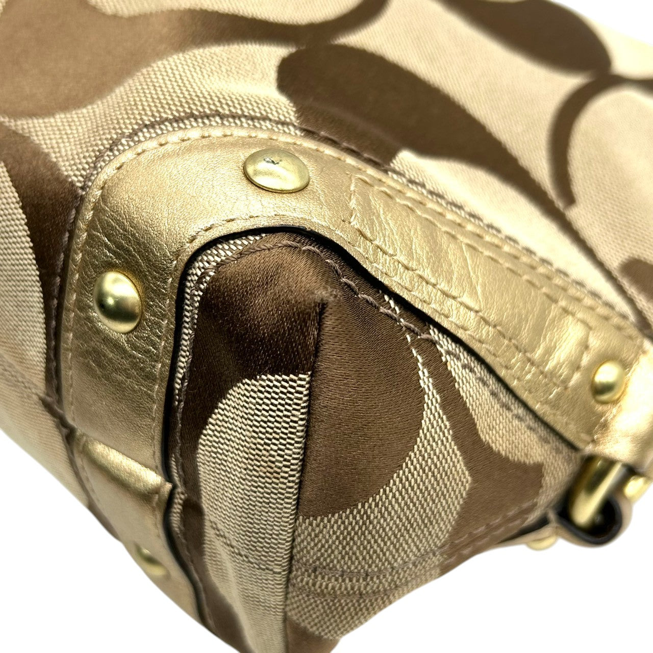 【美品】コーチ COACH ゾーイ ショルダーバッグ ハンドバッグ ホーボーバッグ 肩掛け シグネチャー オプアート キャンバス メタリックレザー ゴールド ベージュ レディース チャーム付 軽量 大容量 エレガント フェミニン デート お出かけ 総柄 E6